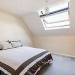 Immaculate 2 - Bedroom House In Milton Keynes