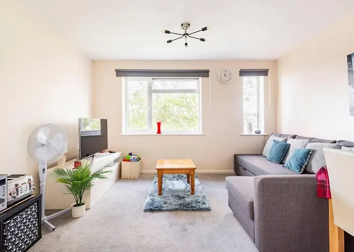 Immaculate 2 - Bedroom House In Milton Keynes