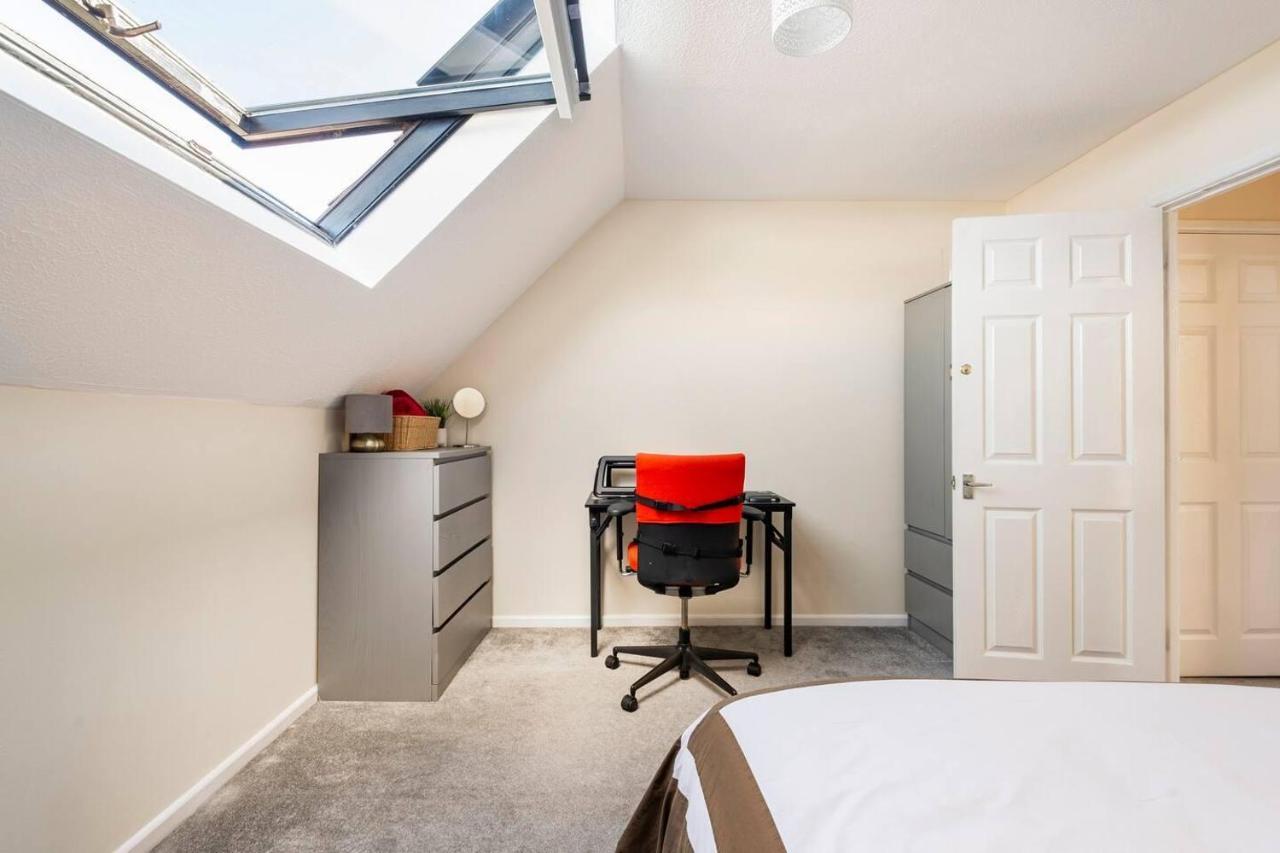 Immaculate 2 - Bedroom House In * Milton Keynes