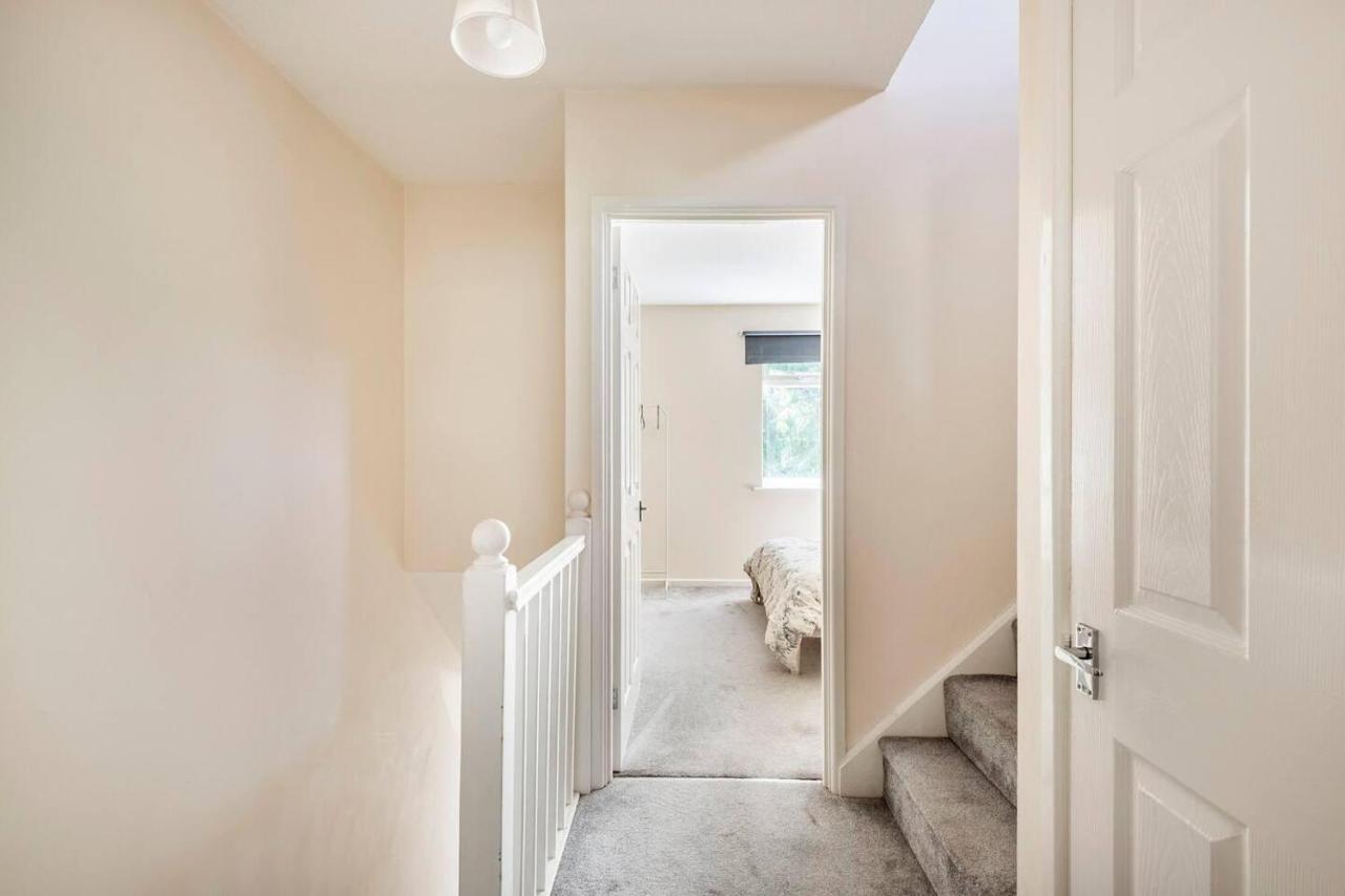 Immaculate 2 - Bedroom House In Milton Keynes