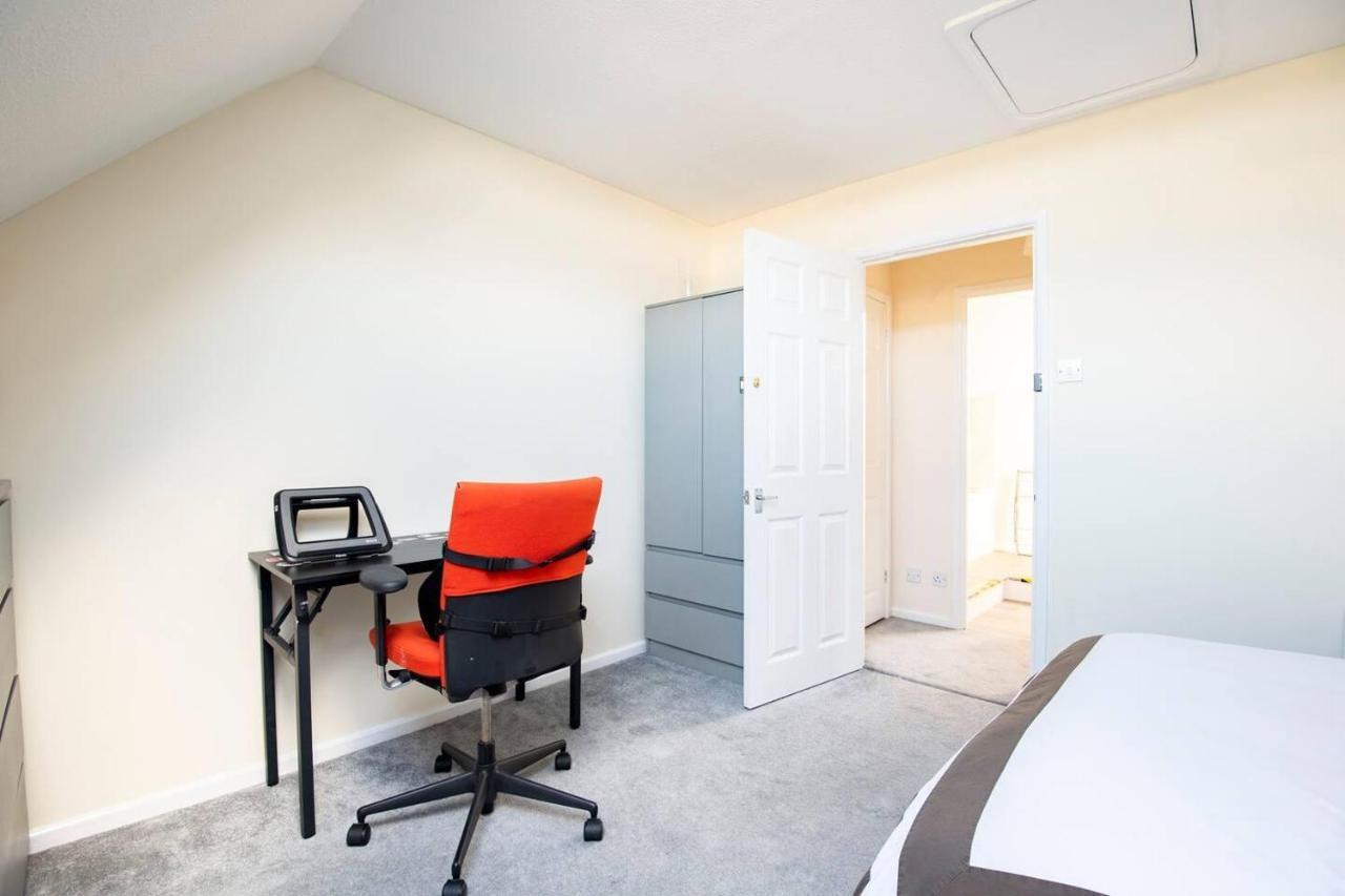 Immaculate 2 - Bedroom House In Holiday home *