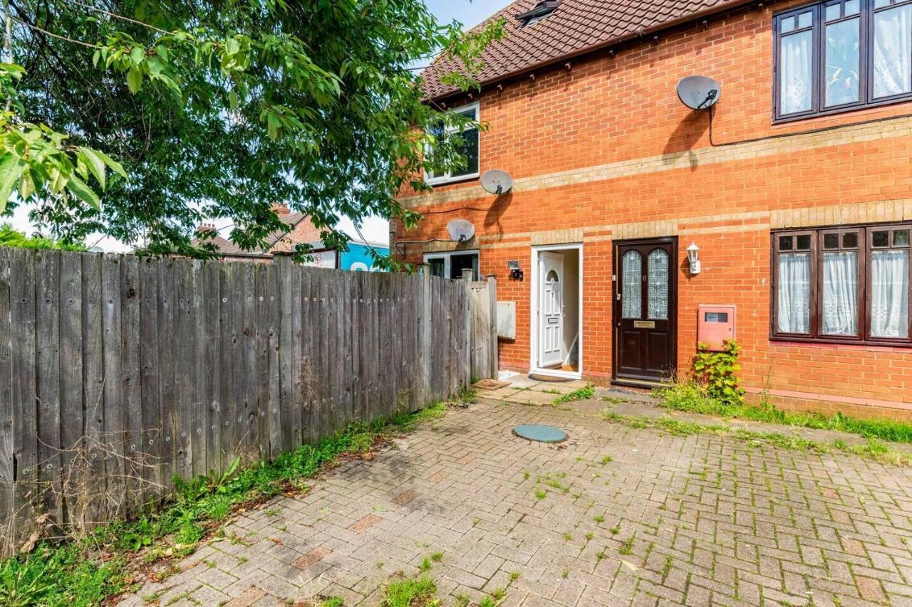 Immaculate 2 - Bedroom House In Holiday home Milton Keynes