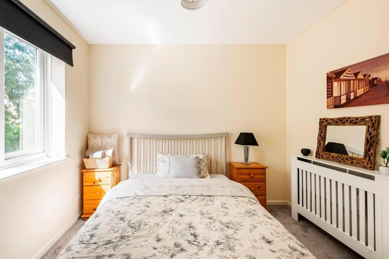 Immaculate 2 - Bedroom House In Holiday home Milton Keynes