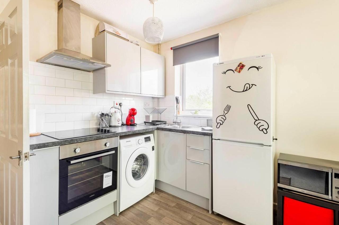 Immaculate 2 - Bedroom House In Holiday home Milton Keynes