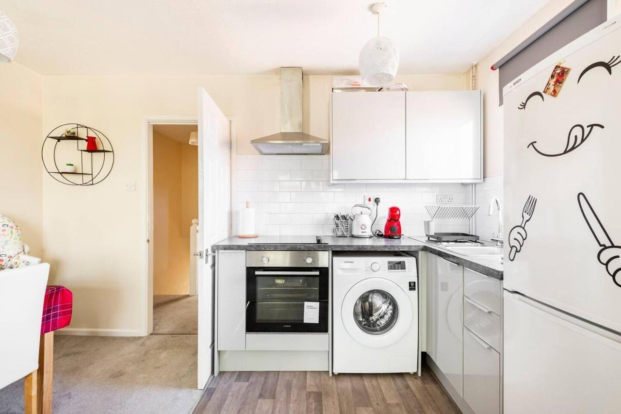 Immaculate 2 - Bedroom House In Milton Keynes