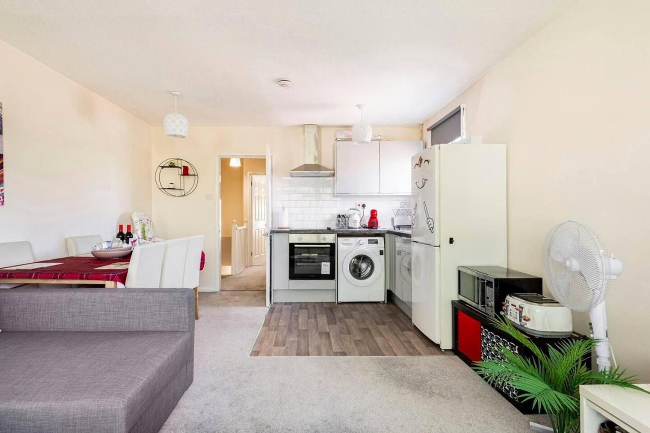Immaculate 2 - Bedroom House In * Milton Keynes